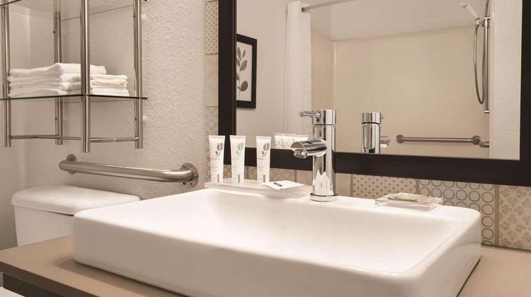 Country Inn & Suites Detroit Lakes, MN Room