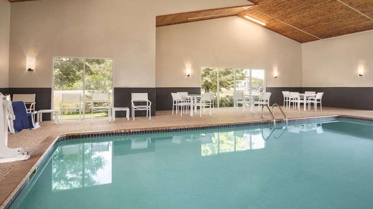 Country Inn & Suites Buffalo Pool