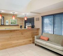 Country Inn & Suites Columbia Lobby