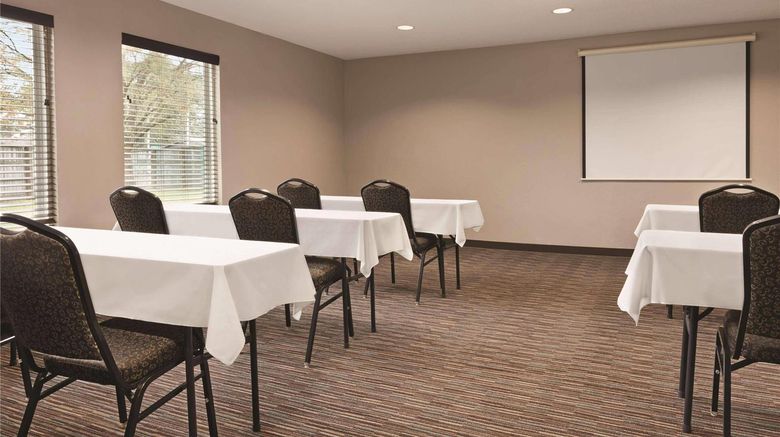 <b>Country Inn & Suites By Radisson, Dunn Meeting</b>. Images powered by <a href="https://iceportal.shijigroup.com/" title="IcePortal" target="_blank">IcePortal</a>.