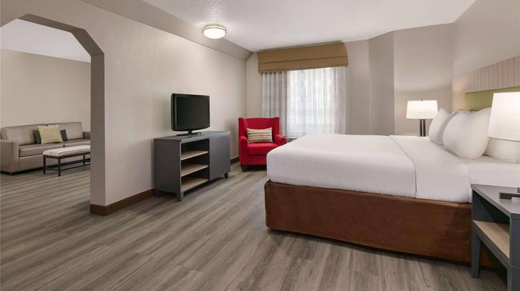 Country Inn & Suites Roanoke Rapids NC Suite