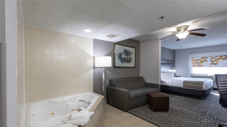 <b>Country Inn & Suites Lake Norman Huntersville Room</b>. Images powered by <a href="https://iceportal.shijigroup.com/" title="IcePortal" target="_blank">IcePortal</a>.
