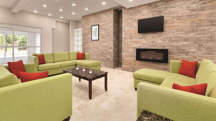 Country Inn & Suites Greensboro Lobby