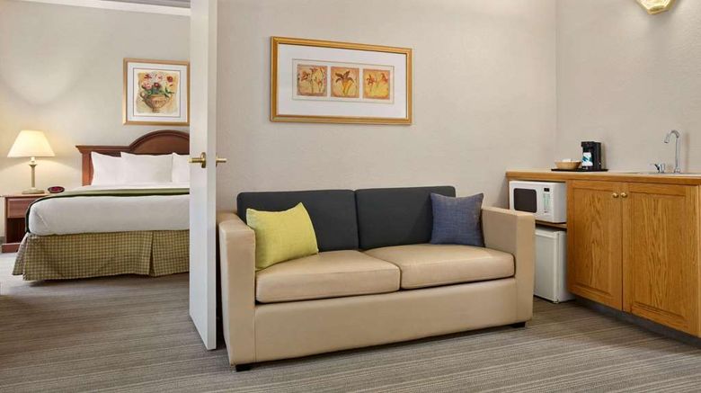 <b>Country Inn & Suite Charlotte University Suite</b>. Images powered by <a href="https://iceportal.shijigroup.com/" title="IcePortal" target="_blank">IcePortal</a>.