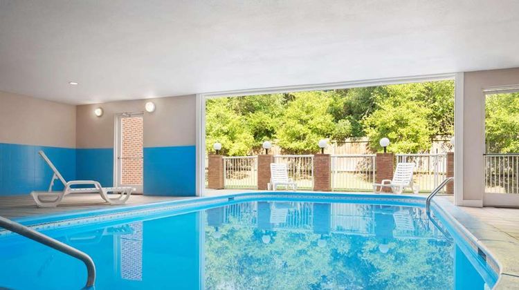 Country Inn & Suite Charlotte University Pool