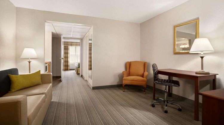 Country Inn & Suite Charlotte University Suite