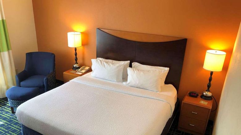 <b>Country Inn & Suites Fayetteville I-95 Room</b>. Images powered by <a href="https://iceportal.shijigroup.com/" title="IcePortal" target="_blank">IcePortal</a>.