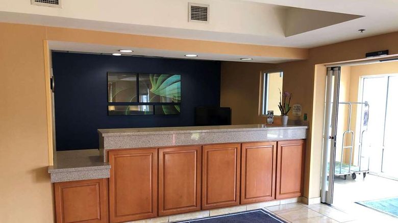 <b>Country Inn & Suites Fayetteville I-95 Lobby</b>. Images powered by <a href="https://iceportal.shijigroup.com/" title="IcePortal" target="_blank">IcePortal</a>.