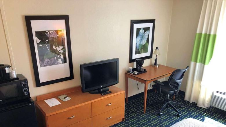 <b>Country Inn & Suites Fayetteville I-95 Room</b>. Images powered by <a href="https://iceportal.shijigroup.com/" title="IcePortal" target="_blank">IcePortal</a>.