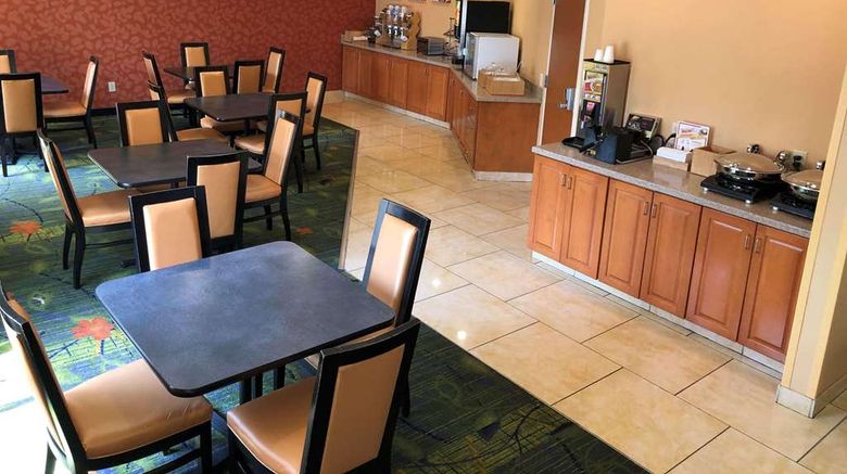 <b>Country Inn & Suites Fayetteville I-95 Restaurant</b>. Images powered by <a href="https://iceportal.shijigroup.com/" title="IcePortal" target="_blank">IcePortal</a>.