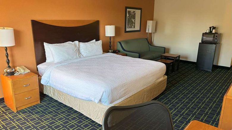 <b>Country Inn & Suites Fayetteville I-95 Room</b>. Images powered by <a href="https://iceportal.shijigroup.com/" title="IcePortal" target="_blank">IcePortal</a>.