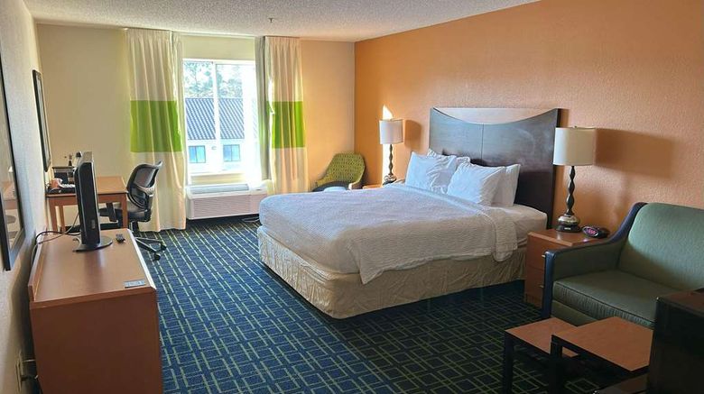 <b>Country Inn & Suites Fayetteville I-95 Room</b>. Images powered by <a href="https://iceportal.shijigroup.com/" title="IcePortal" target="_blank">IcePortal</a>.