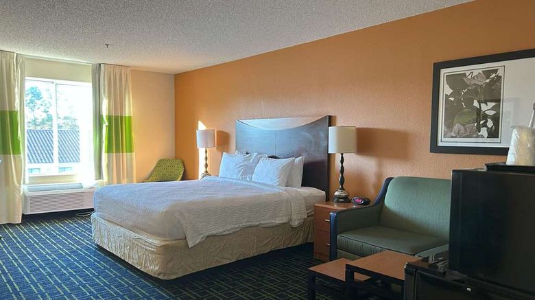 <b>Country Inn & Suites Fayetteville I-95 Room</b>. Images powered by <a href="https://iceportal.shijigroup.com/" title="IcePortal" target="_blank">IcePortal</a>.