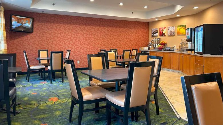 <b>Country Inn & Suites Fayetteville I-95 Restaurant</b>. Images powered by <a href="https://iceportal.shijigroup.com/" title="IcePortal" target="_blank">IcePortal</a>.