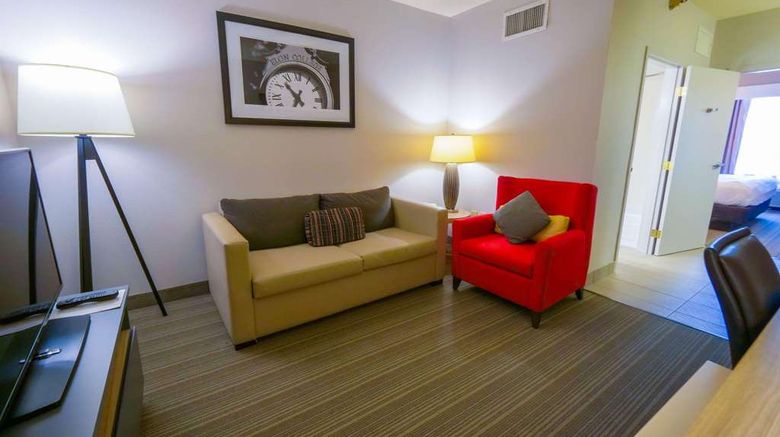 <b>Country Inn & Suites Burlington Elon Suite</b>. Images powered by <a href="https://iceportal.shijigroup.com/" title="IcePortal" target="_blank">IcePortal</a>.