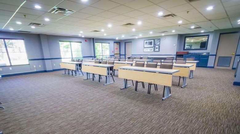 <b>Country Inn & Suites Burlington Elon Meeting</b>. Images powered by <a href="https://iceportal.shijigroup.com/" title="IcePortal" target="_blank">IcePortal</a>.