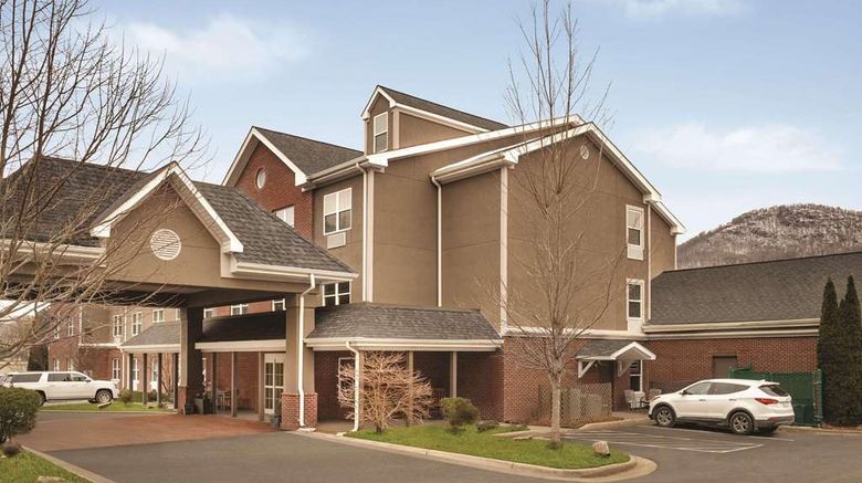 <b>Country Inn & Suites Boone Exterior</b>. Images powered by <a href="https://iceportal.shijigroup.com/" title="IcePortal" target="_blank">IcePortal</a>.