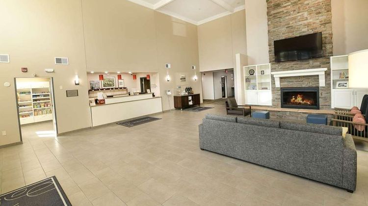 Country Inn & Suites Grand Forks Lobby