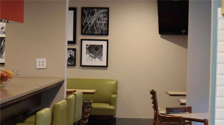 <b>Country Inn & Suites Lincoln North Restaurant</b>. Images powered by <a href="https://iceportal.shijigroup.com/" title="IcePortal" target="_blank">IcePortal</a>.