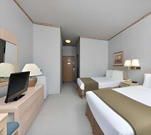 Econo Lodge Inn & Suites Room