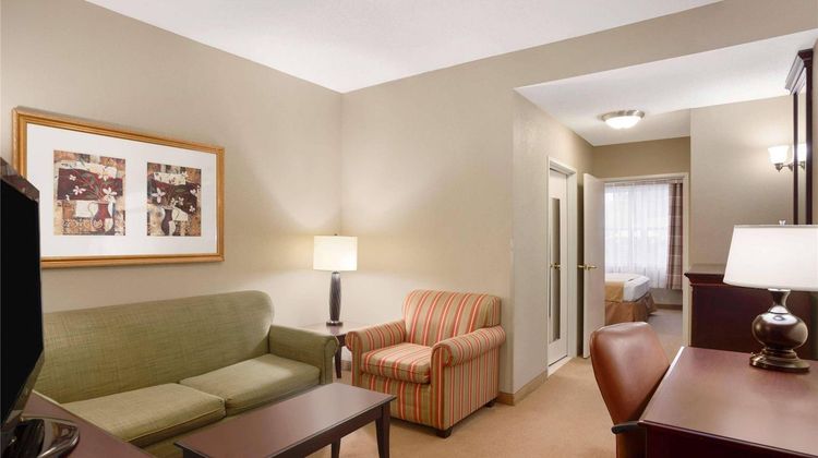 Country Inn & Suites Ithaca Suite