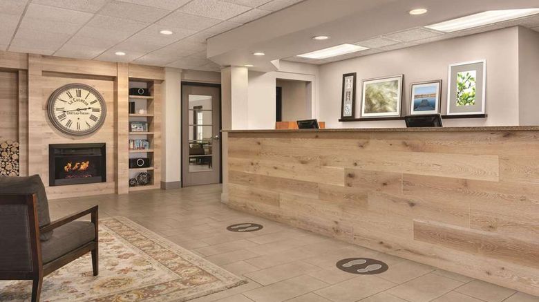 <b>Country Inn & Suites Port Clinton Lobby</b>. Images powered by <a href="https://iceportal.shijigroup.com/" title="IcePortal" target="_blank">IcePortal</a>.