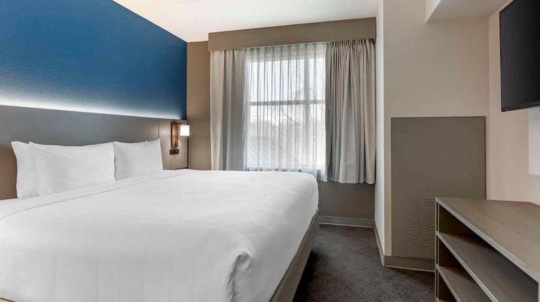 <b>Comfort Inn & Suites Cuyahoga Falls Suite</b>. Images powered by <a href="https://iceportal.shijigroup.com/" title="IcePortal" target="_blank">IcePortal</a>.