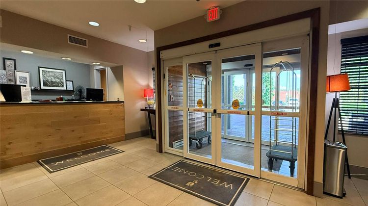 Country Inn & Suites Lima Lobby