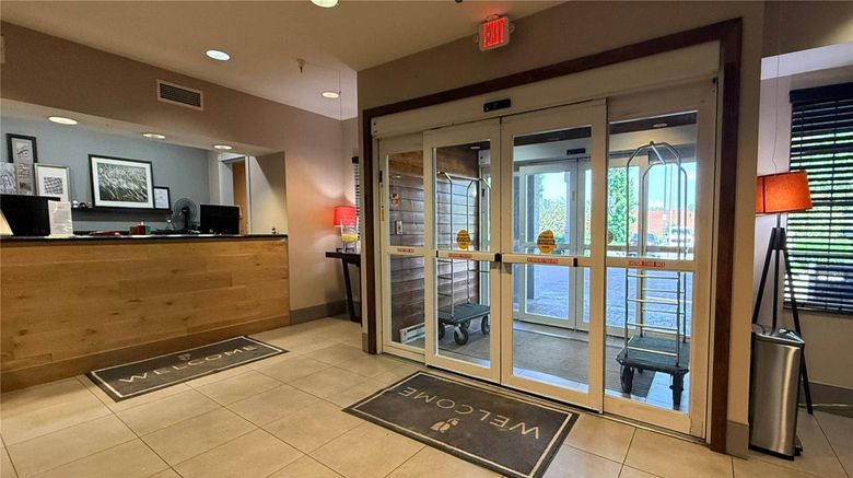 <b>Country Inn & Suites Lima Lobby</b>. Images powered by <a href="https://iceportal.shijigroup.com/" title="IcePortal" target="_blank">IcePortal</a>.