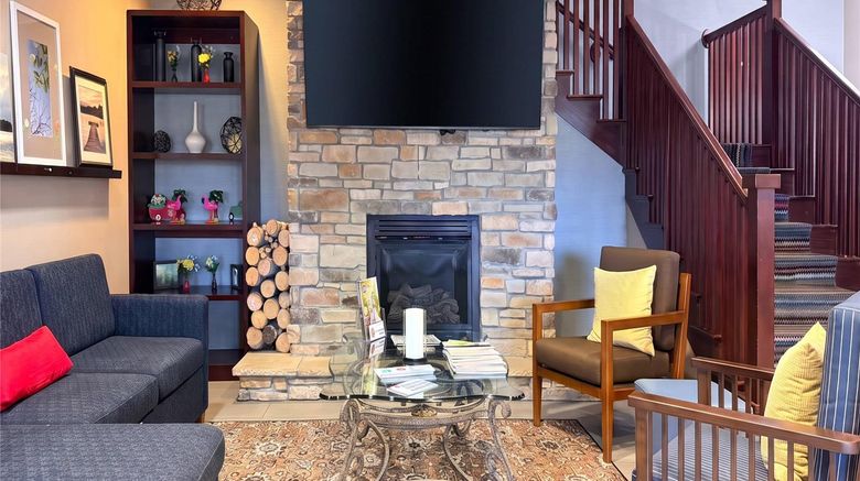 <b>Country Inn & Suites Lima Lobby</b>. Images powered by <a href="https://iceportal.shijigroup.com/" title="IcePortal" target="_blank">IcePortal</a>.