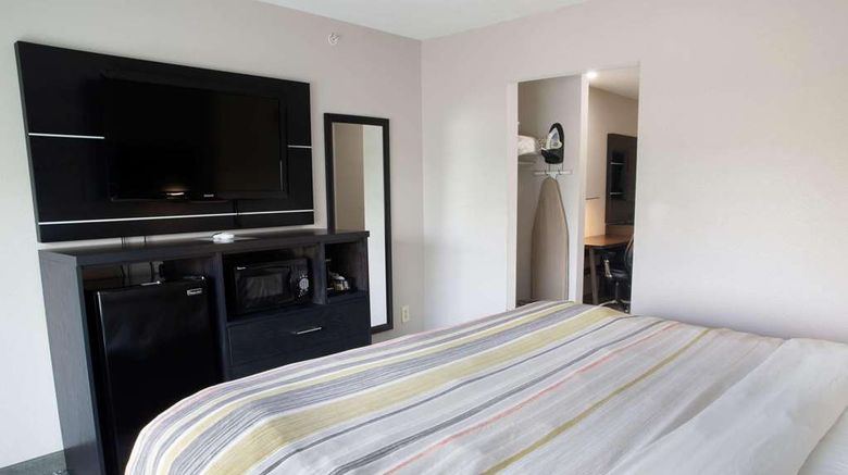 <b>Country Inn & Suites Columbus West Room</b>. Images powered by <a href="https://iceportal.shijigroup.com/" title="IcePortal" target="_blank">IcePortal</a>.