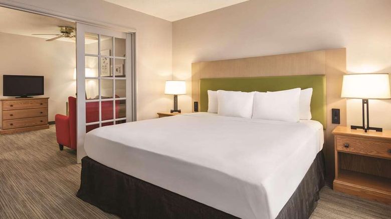 <b>Country Inn & Suites Springfield Suite</b>. Images powered by <a href="https://iceportal.shijigroup.com/" title="IcePortal" target="_blank">IcePortal</a>.