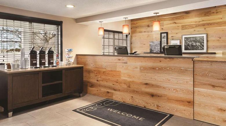 <b>Country Inn & Suites Springfield Lobby</b>. Images powered by <a href="https://iceportal.shijigroup.com/" title="IcePortal" target="_blank">IcePortal</a>.