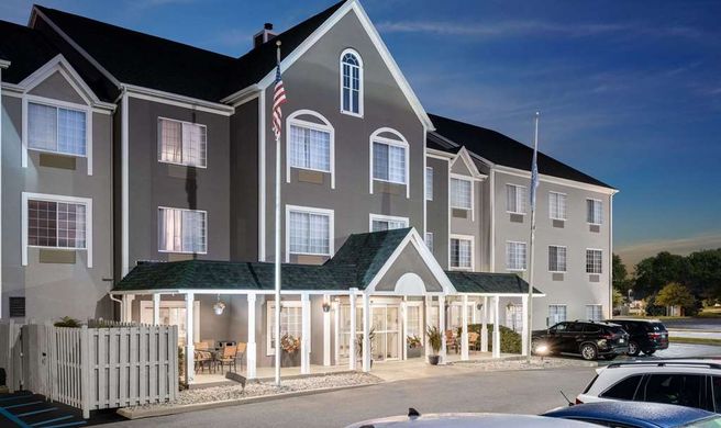 Country Inn & Suites Toledo Exterior