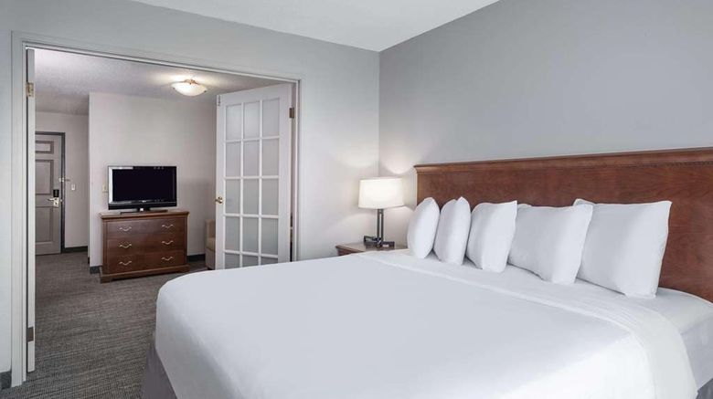 <b>Country Inn & Suites Toledo Suite</b>. Images powered by <a href="https://iceportal.shijigroup.com/" title="IcePortal" target="_blank">IcePortal</a>.