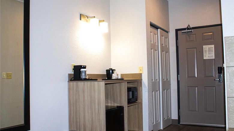 <b>Country Inn & Suites Carlisle Suite</b>. Images powered by <a href="https://iceportal.shijigroup.com/" title="IcePortal" target="_blank">IcePortal</a>.