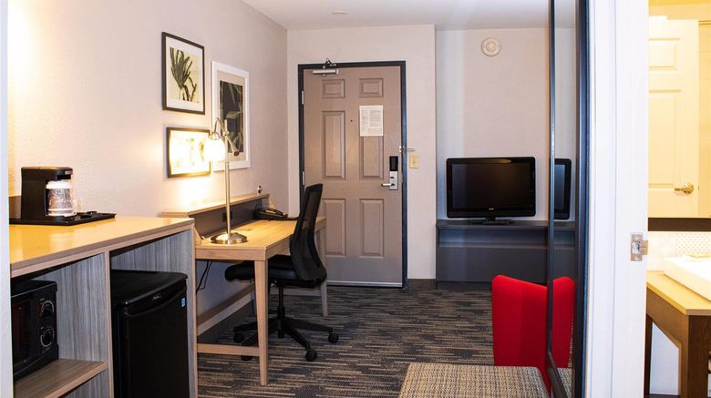 <b>Country Inn & Suites Carlisle Suite</b>. Images powered by <a href="https://iceportal.shijigroup.com/" title="IcePortal" target="_blank">IcePortal</a>.