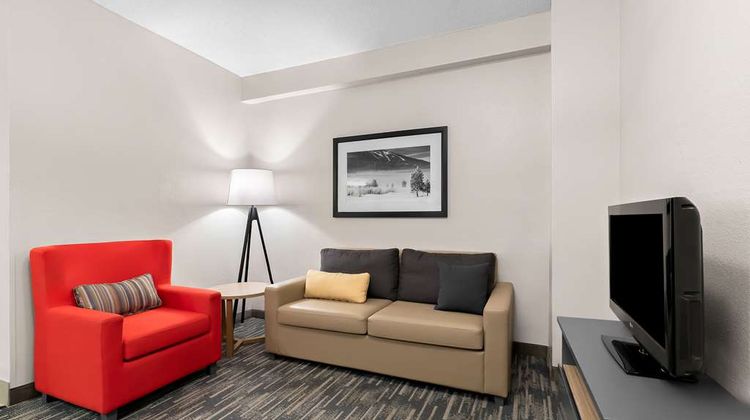 Country Inn & Suites Columbia Airport Suite
