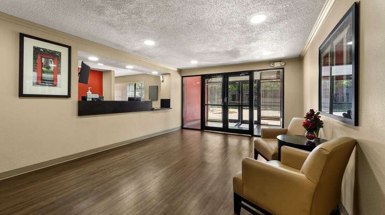 <b>Suburban Studios Houston North I-45 Lobby</b>. Images powered by <a href="https://iceportal.shijigroup.com/" title="IcePortal" target="_blank">IcePortal</a>.