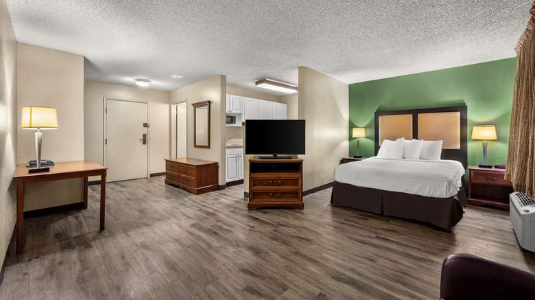 <b>Suburban Studios Houston North I-45 Suite</b>. Images powered by <a href="https://iceportal.shijigroup.com/" title="IcePortal" target="_blank">IcePortal</a>.