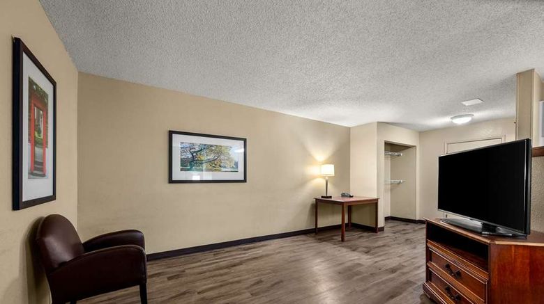 <b>Suburban Studios Houston North I-45 Suite</b>. Images powered by <a href="https://iceportal.shijigroup.com/" title="IcePortal" target="_blank">IcePortal</a>.