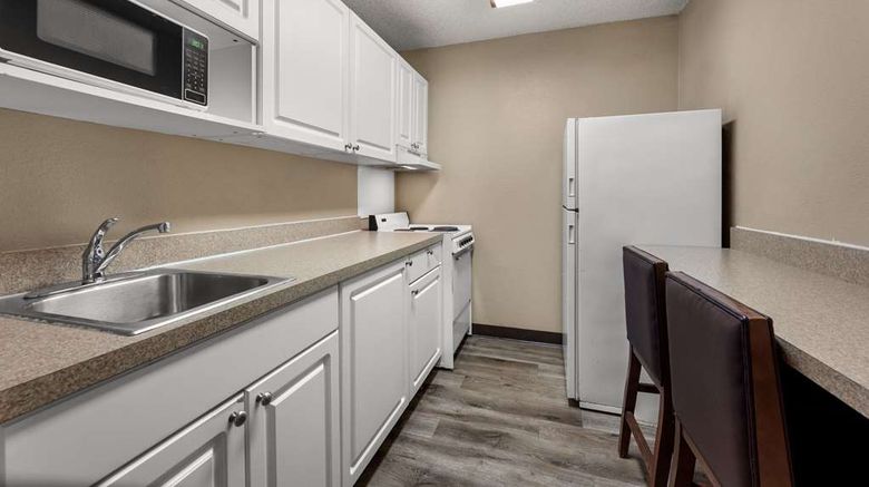 <b>Suburban Studios Houston North I-45 Suite</b>. Images powered by <a href="https://iceportal.shijigroup.com/" title="IcePortal" target="_blank">IcePortal</a>.