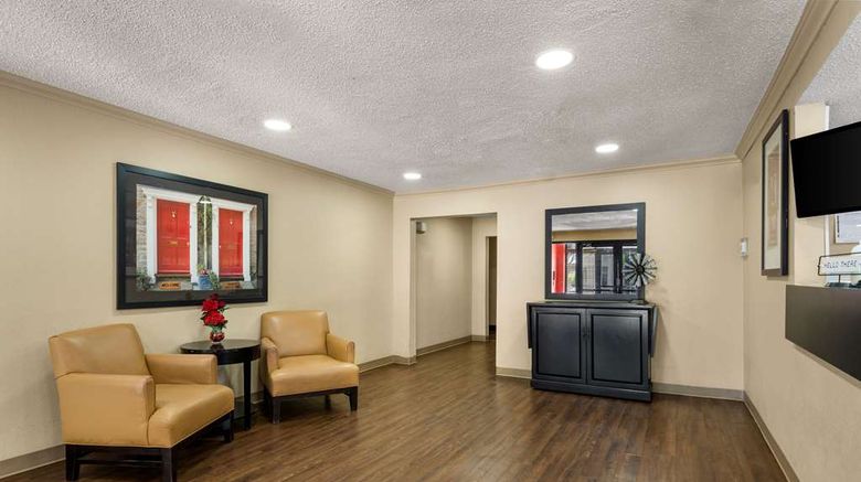 <b>Suburban Studios Houston North I-45 Lobby</b>. Images powered by <a href="https://iceportal.shijigroup.com/" title="IcePortal" target="_blank">IcePortal</a>.