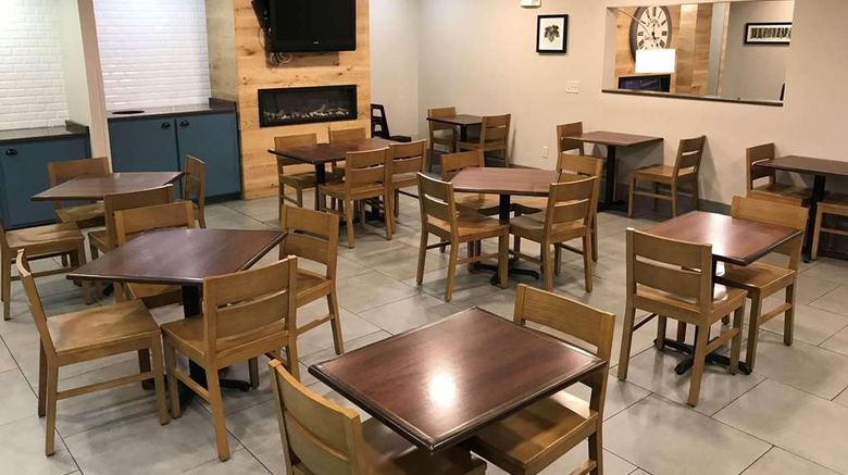 <b>Country Inn & Suites Emporia Restaurant</b>. Images powered by <a href="https://iceportal.shijigroup.com/" title="IcePortal" target="_blank">IcePortal</a>.