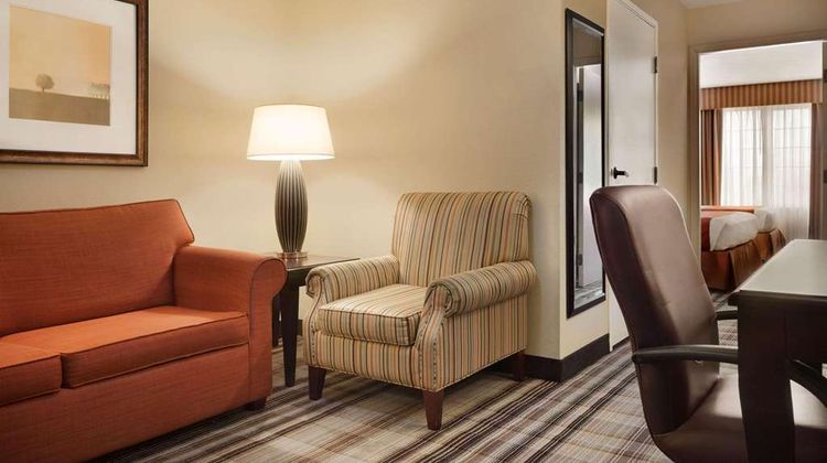 Country Inn & Suites Lexington Suite