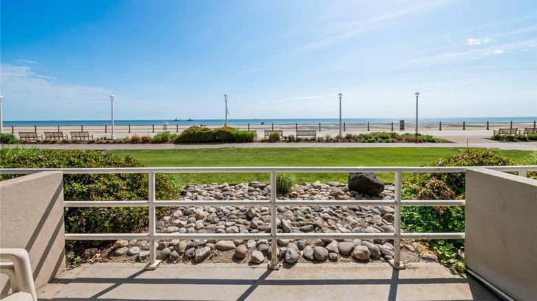 <b>Country Inns & Suites Virginia Beach Room</b>. Images powered by <a href="https://iceportal.shijigroup.com/" title="IcePortal" target="_blank">IcePortal</a>.
