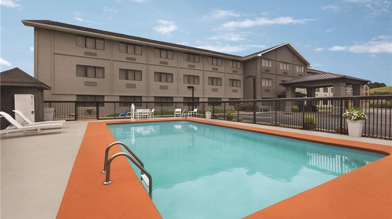 <b>Country Inn & Suites Abingdon Pool</b>. Images powered by <a href="https://iceportal.shijigroup.com/" title="IcePortal" target="_blank">IcePortal</a>.
