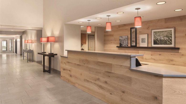 <b>Country Inn & Suites Green Bay East Lobby</b>. Images powered by <a href="https://iceportal.shijigroup.com/" title="IcePortal" target="_blank">IcePortal</a>.