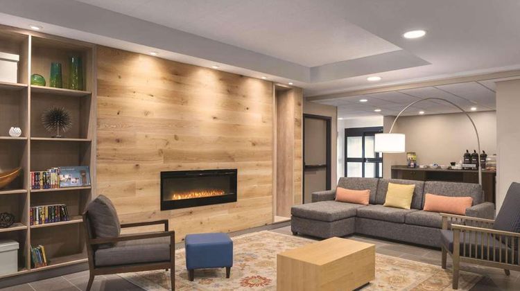 Country Inn & Suites La Crosse, WI Lobby