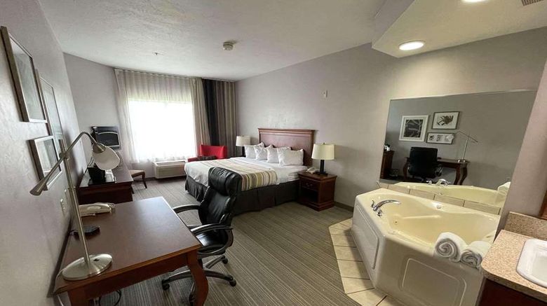 <b>Country Inn & Suites Appleton North Suite</b>. Images powered by <a href="https://iceportal.shijigroup.com/" title="IcePortal" target="_blank">IcePortal</a>.